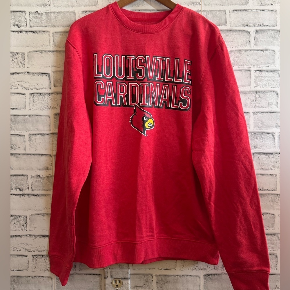 NWOT! Captivating University of Louisville Cardinals super soft CN sweatshirt M